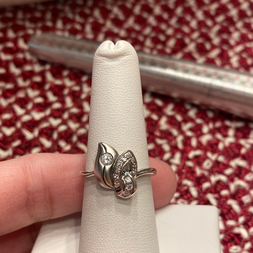 Stylish 925 Silver Women's Ring with Sparkling Accents